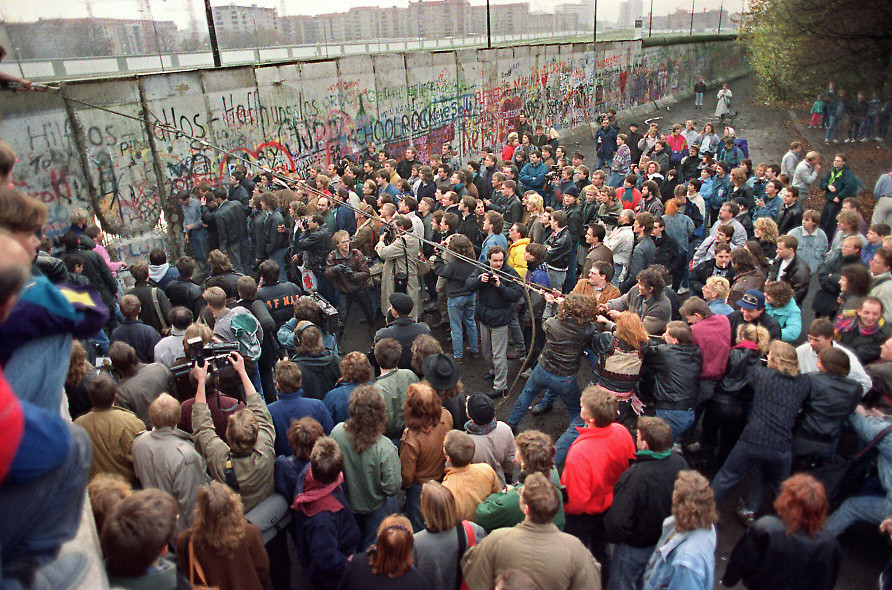 [Image: historical-photos-pt5-berlin-wall-november-1989.jpg]