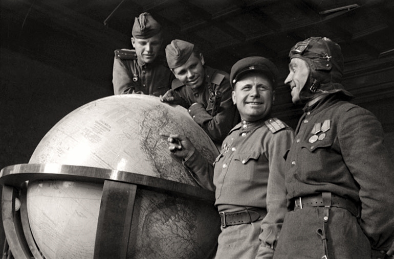 [Image: historical-photos-pt5-soviet-soldiers-hitlers-globe.jpg]