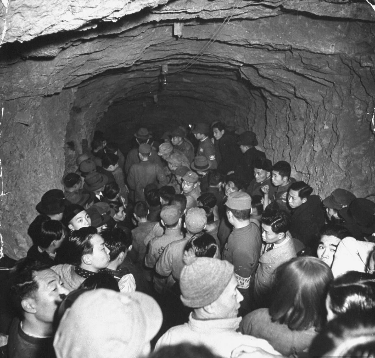 [Image: historical-photos-pt6-bomb-shelter-chung...a-1939.jpg]