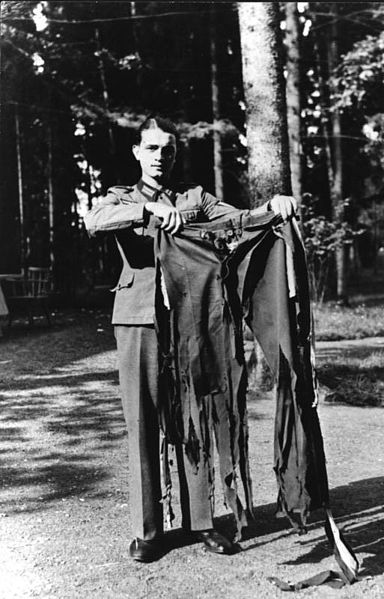 [Image: historical-photos-pt6-hitler-pants-assas...a-1944.jpg]