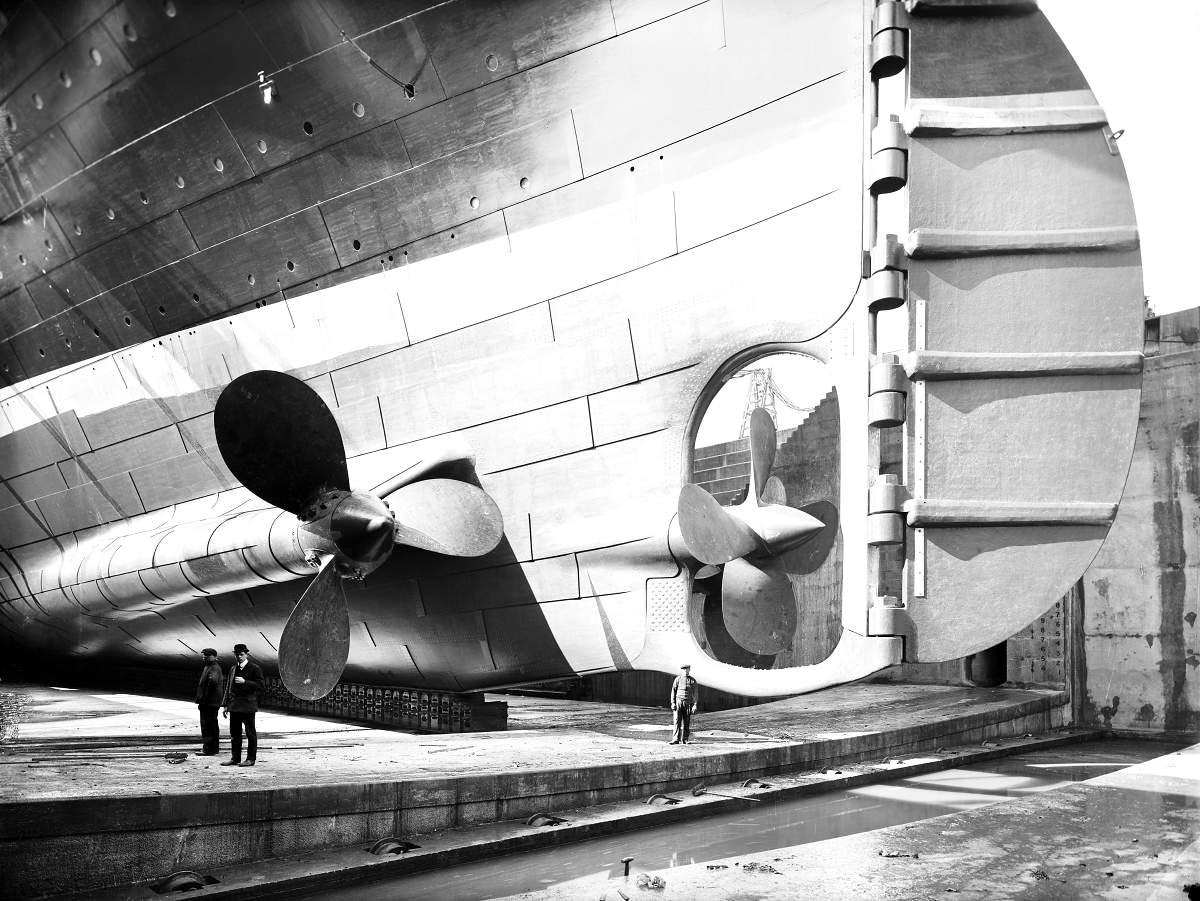 historical-photos-pt7-titanic-hull-propeller-dry-dock-1912.jpg