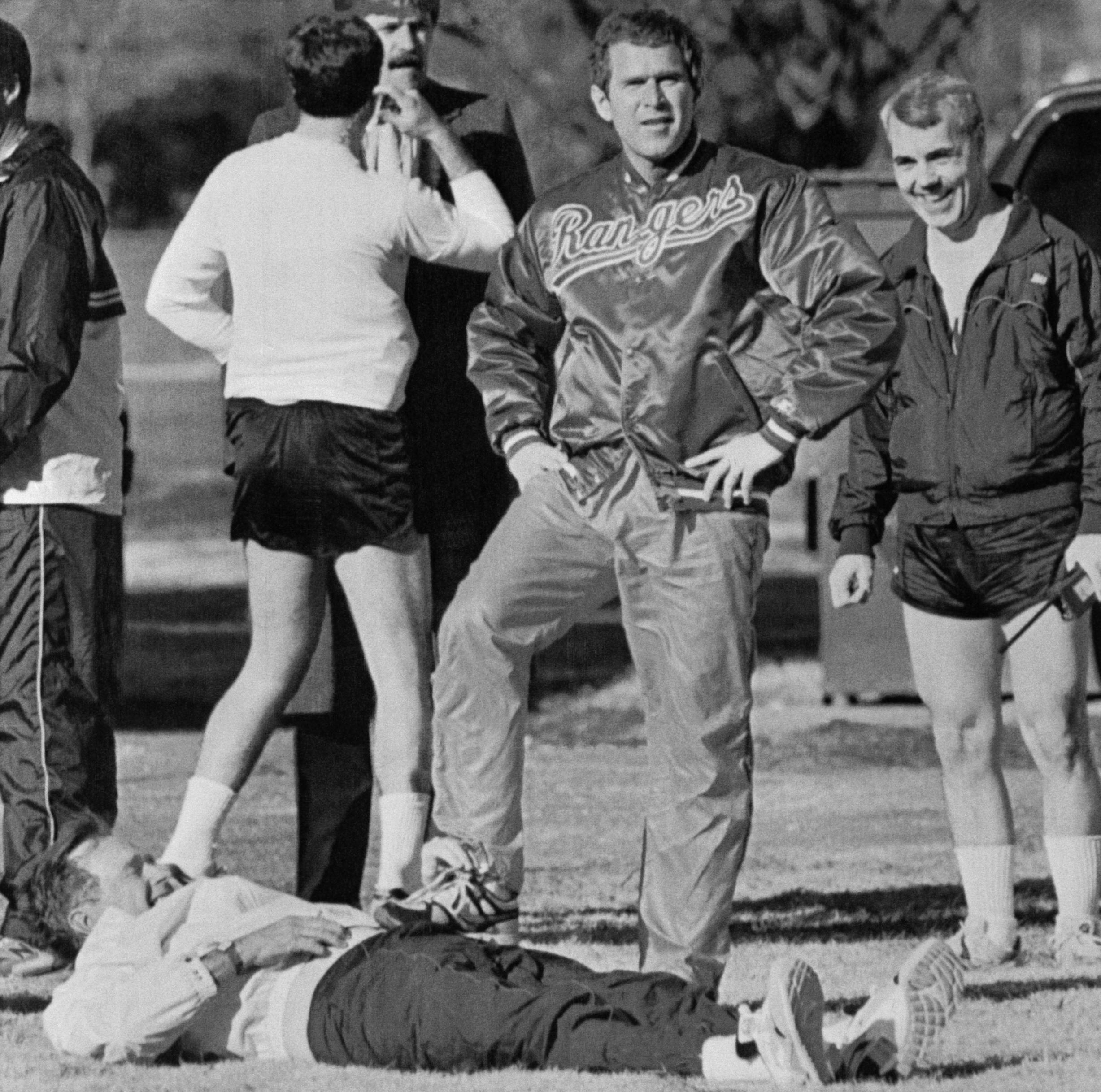 historical-photos-pt9-george-w-bush-jr-sr-leg-up-1990.jpg