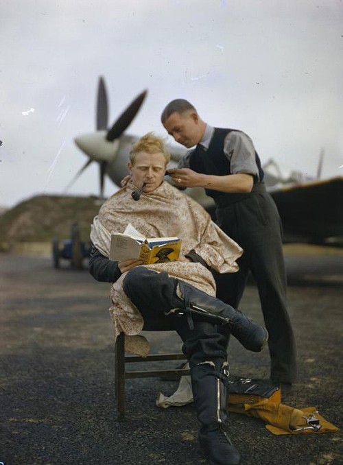 [Image: historical-photos-rare-pt2-raf-pilot-haircut.jpg]