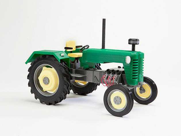 3D printed tractor from Makerbot Thingiverse