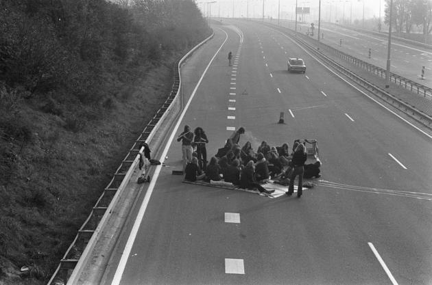 historical-photos-pt6-1973-oil-crisis-picnic-highway.jpg