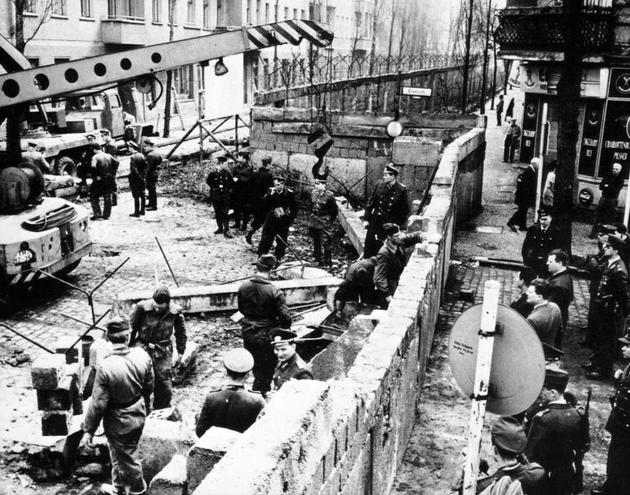 historical-photos-pt6-construction-of-berlin-wall-1961.jpg