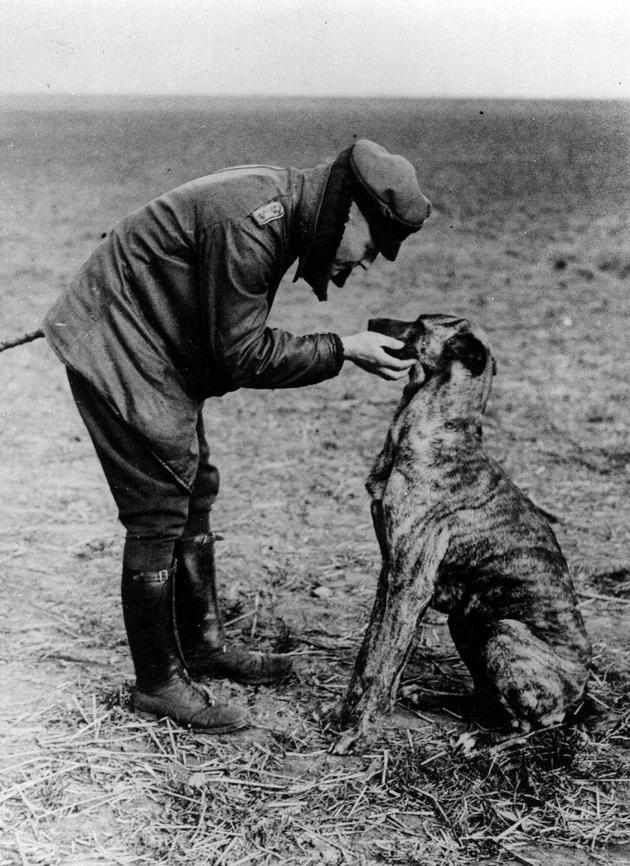 Manfred von Richthofen and his dog