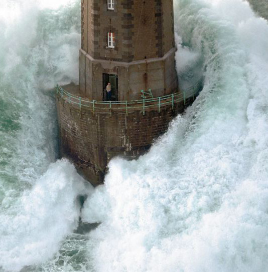 A Man Caught Outside of a Lighthouse During a Huge Storm | I Like To