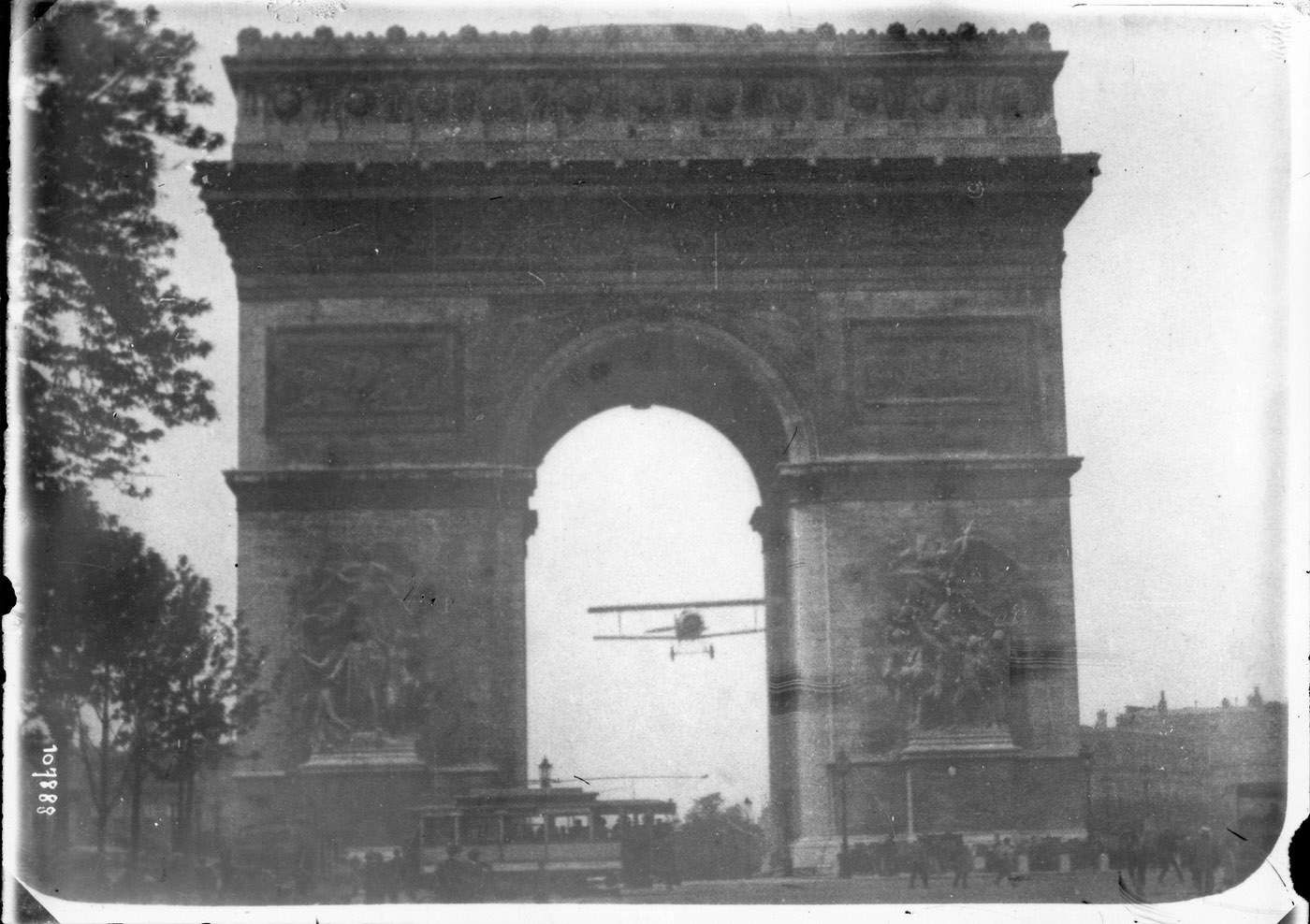 [Image: rare-photos-charles-godefroy-1918-arc-de-triomphe.jpg]
